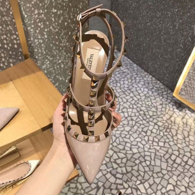 V     heeled sandals