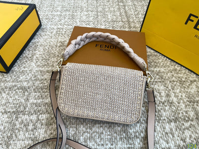 Raffia FD woven bag