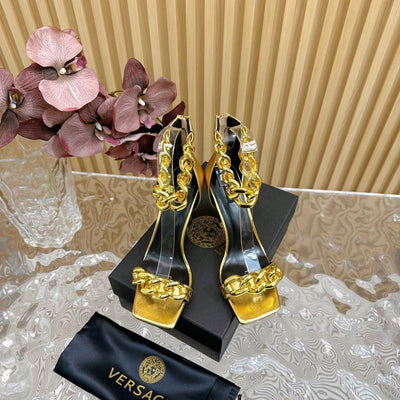 Walking charm and beauty online Versace new high heels