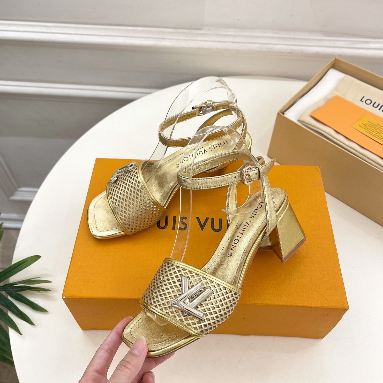 New gold Louis Vuitton sandals vip1:1